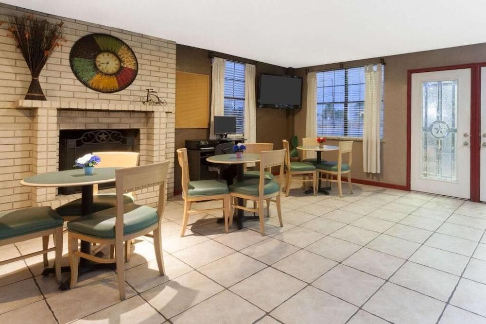 Super 8 By Wyndham Fredericksburg Ξενοδοχείο Εξωτερικό φωτογραφία
