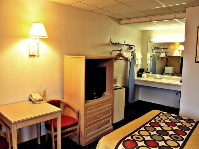Super 8 By Wyndham Fredericksburg Ξενοδοχείο Εξωτερικό φωτογραφία
