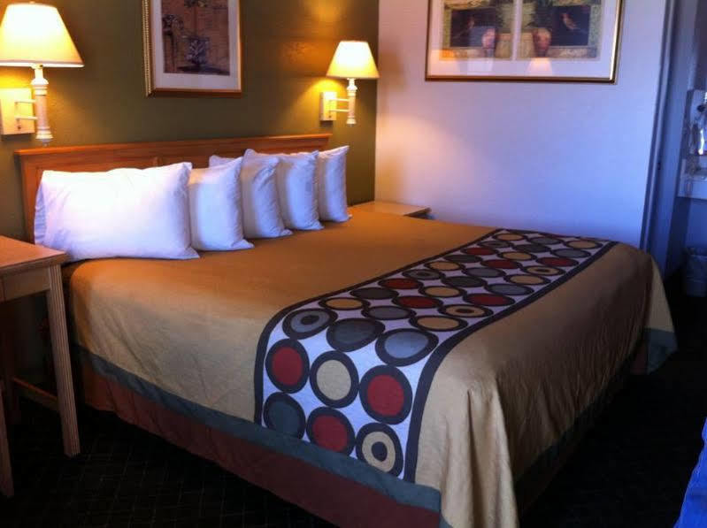 Super 8 By Wyndham Fredericksburg Ξενοδοχείο Εξωτερικό φωτογραφία